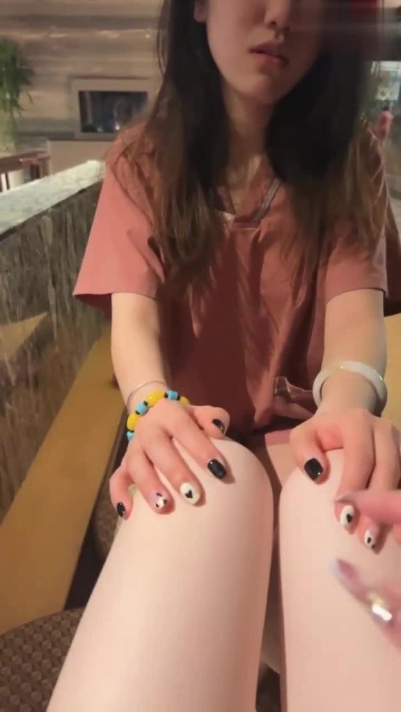 【最新流出洗浴中心调教女奴】女同性恋母狗舔脚，拉拉的快乐 预览截图 5