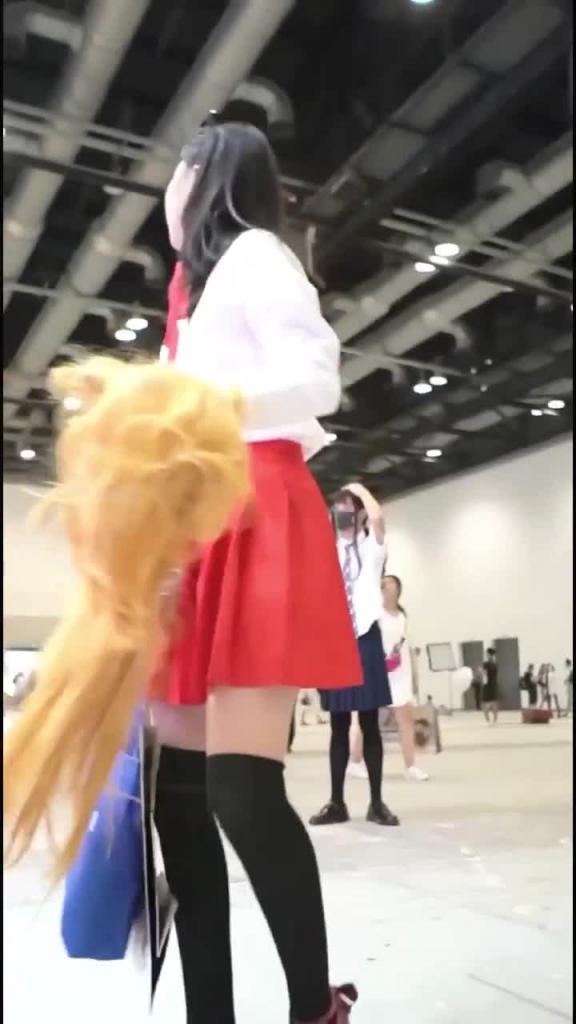 【漫展抄底】蓝色妖姬美少女 淫水四溅 白内裤变黄内裤 预览截图 2