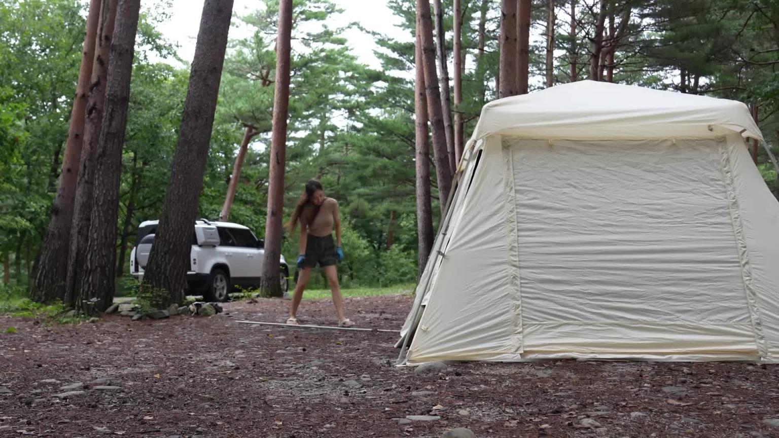 独自在闹鬼的山里冒雨露营☔在舒适的帐篷里看电影--yoyocamp 预览截图 2