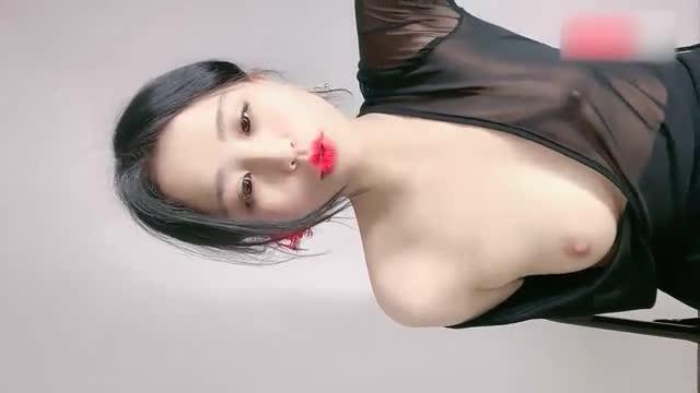 【足控福利】丝足诱惑极品大奶白嫩黑丝反差婊粉逼清纯女神 预览截图 3