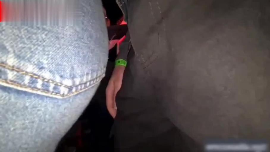 【你没看过的街射露鸟顶臀】公交车上露鸟大鸡巴戳到美女手上了 预览截图 12