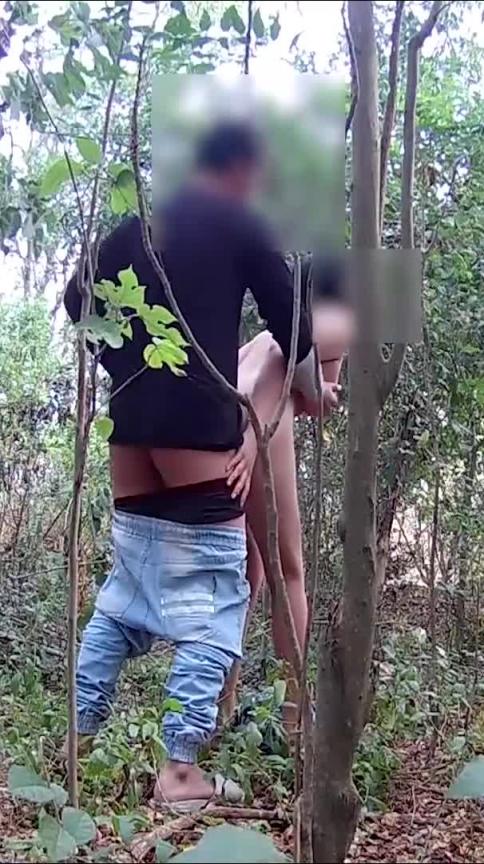 农村的小表妹失恋拉我到小树林打桩 预览截图 12