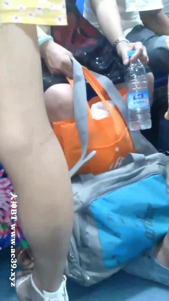 街拍抄底真空上阵的小姐姐没穿内裤浓毛大黑逼清晰可见 预览截图 5