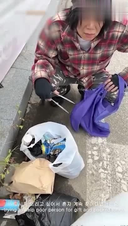 【独家资源】女主播为了火什么都可以做 勾引流浪汉 和流浪汉无套做 预览截图 1