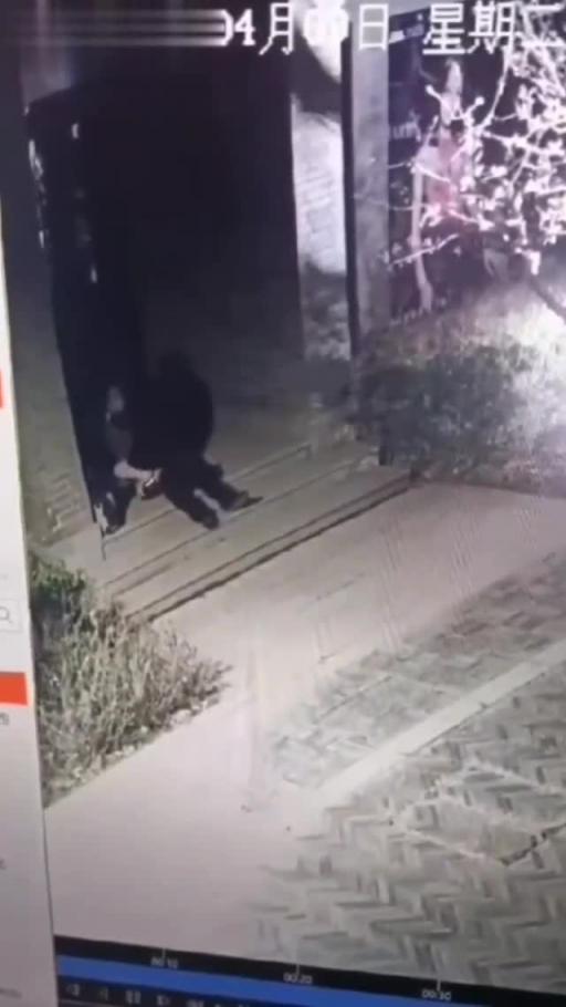 抖音执搜!兰州老街大瓜!兰州老街情侣8分46秒视频 女友身材火辣主动热情 扑上去直接骑乘榨精 太刺激了 预览截图 1