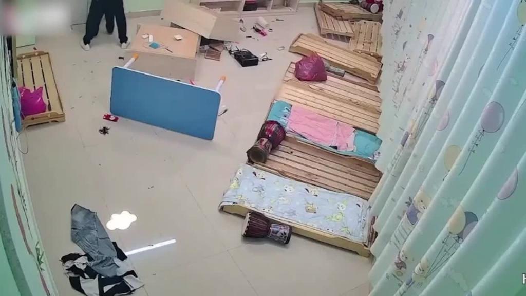 1 【真实强奸】廊坊金湾幼儿园幼师被前男友找上门争吵打砸过后被按在木板床上强奸! 预览截图 9