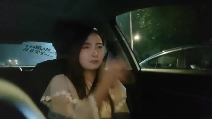 【探访按摩店】伟哥套路大神足浴店勾引小美女，在线手把手教你撩妹 预览截图 4