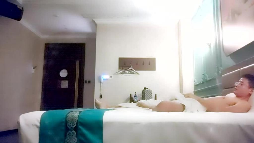 会所找女技师，豹纹短裙骚货开档丝袜诱惑，一顿输出暴操 预览截图 5