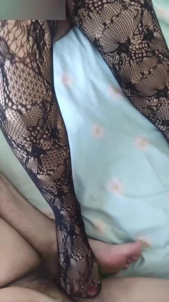 【乱伦新作-勾搭善良的小嫂子】姐夫出远门我来照顾嫂子，趁机内射蜜桃臀 预览截图 3