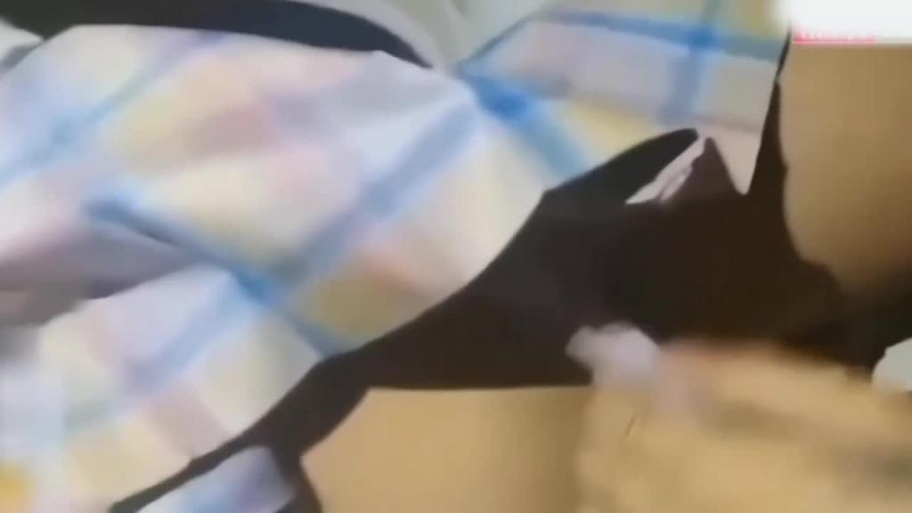 每日推荐 乱伦高中生表妹半夜被禽兽哥哥带到野外破处 预览截图 3
