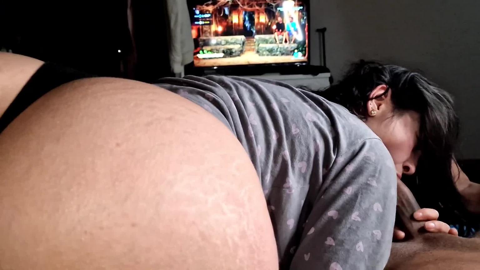 我的继父对我妈妈生气了,然后跑到我的床上玩禁忌游戏 预览截图 5