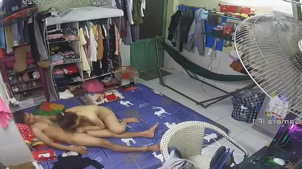 【父女乱伦】真实居家监控,爸爸超会舔颜射女儿,满脸都是 预览截图 1