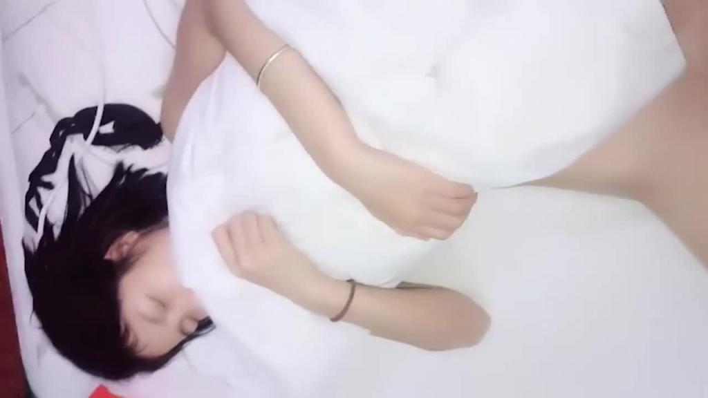 超嫩小女生醉酒躺在床上任屌丝男玩弄,干的太狠给干醒了 预览截图 3