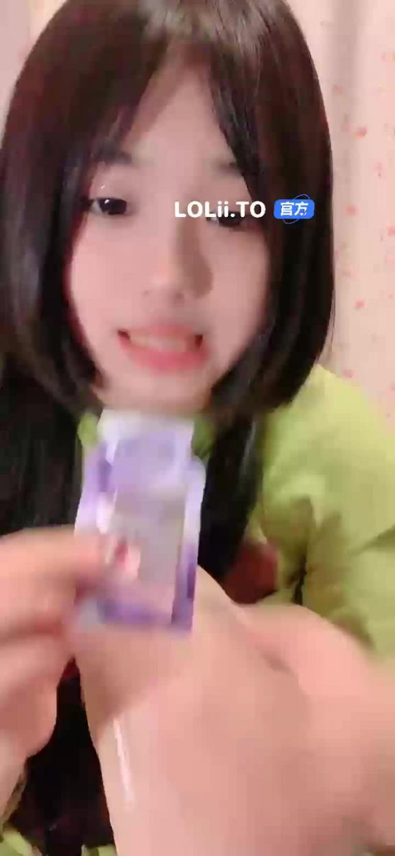 甜美可爱高中萝莉学妹！美乳嫩穴，还会用黄瓜棒来插自已逼逼！！独家完整版 预览截图 5