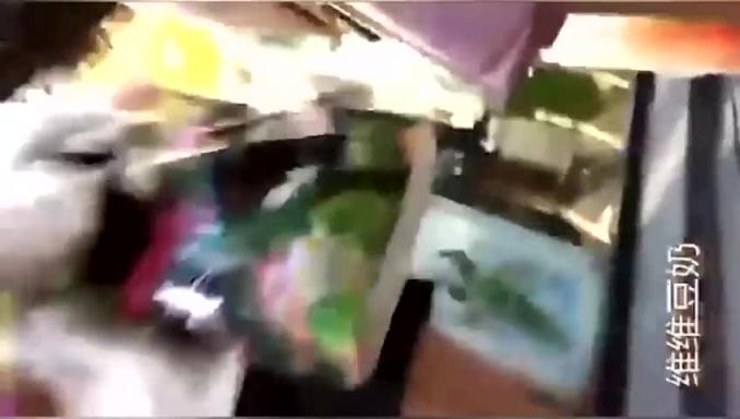 奇葩街射系列专挑时尚美女跟踪到家门口 顶臀射精到人家屁股鞋子上 预览截图 3