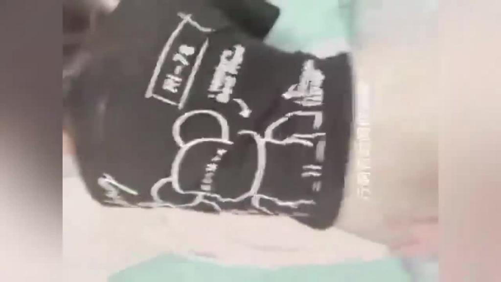 快手网红【家有小姨子】和姐夫偷晴打电话强行插入 预览截图 1
