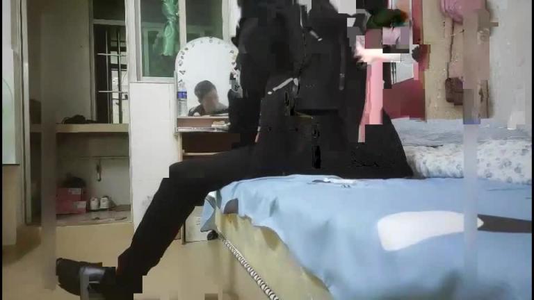 【强奸嫂子】人渣弟弟把嫂子按着粗暴强操 预览截图 3