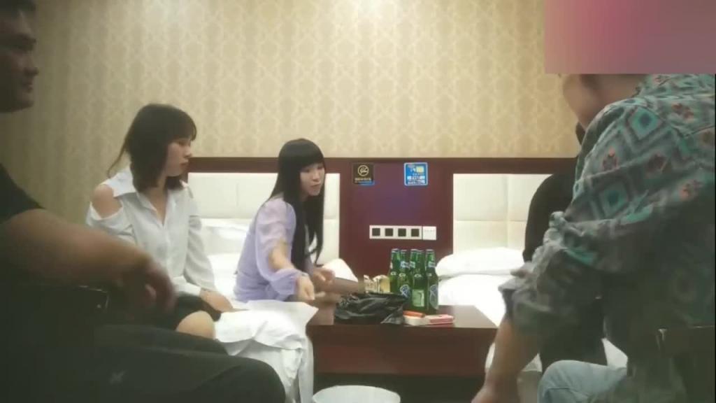 【真实换妻-3对夫妻互换】玩游戏脱衣服,床上轮流操 预览截图 1