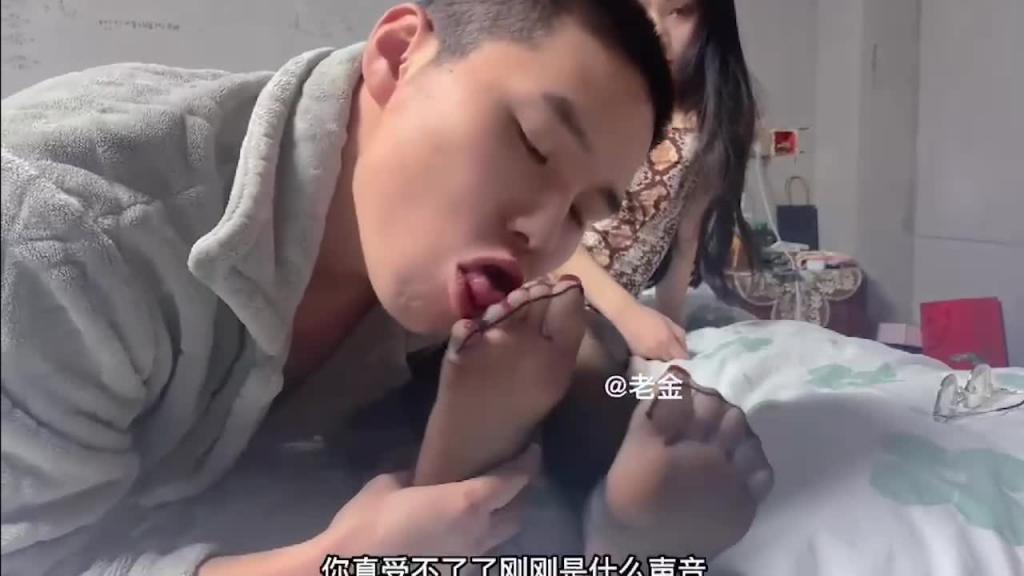 迷恋亲姐的美脚 偷闻她的丝袜被发现 姐 其实我有一点恋足 我一直都喜欢你的脚 姐姐同意穿着丝袜给我足交 预览截图 1