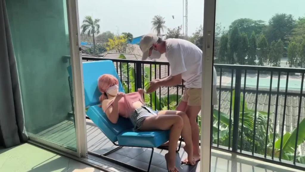 【激情户外】露天阳台真空露出,炮友给我涂精油然后就干我 预览截图 3