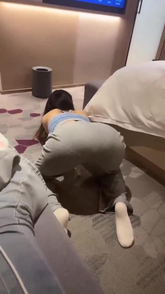 【橘子没熟】强势调教女大学生，大口大口的吸，舔脚，自己扇耳光 预览截图 2