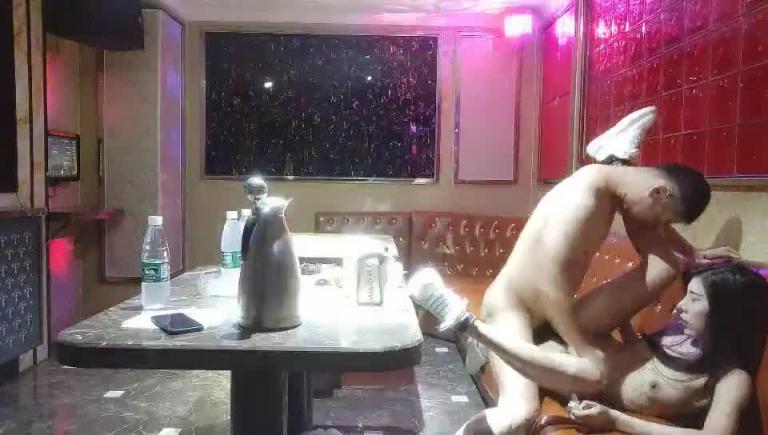 大哥在KTV选妃,操得少妇大口喘气叫爸爸! 预览截图 8