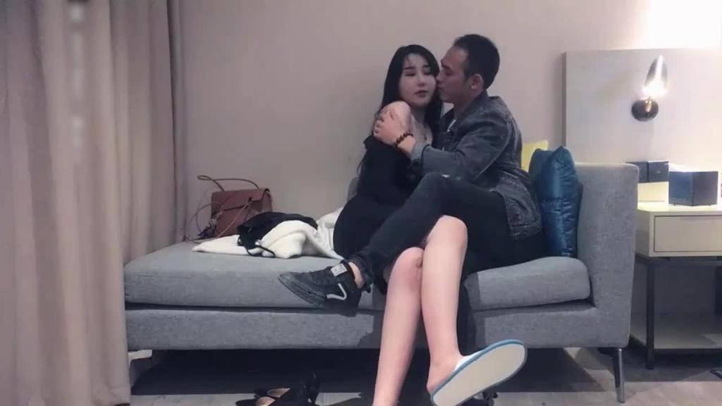 【约炮实录】180丰满大奶妹,情趣装沙发调情口交大力勐操 预览截图 6