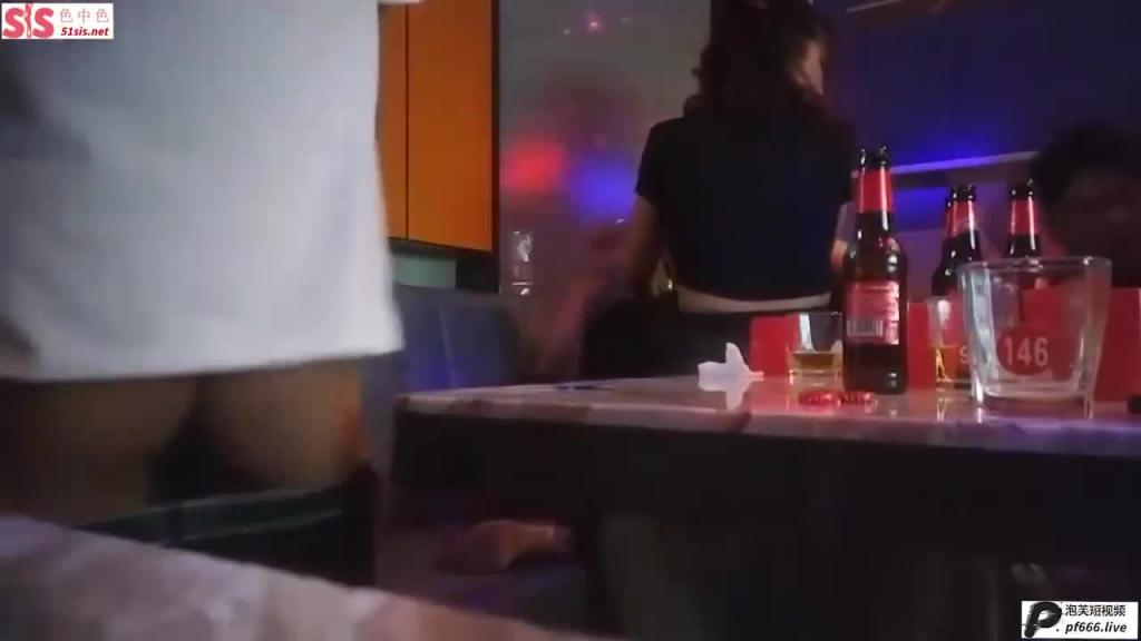 【KTV探花系列】调教第一次坐台的乡下女孩 很腼腆的告诉我第一天上班 都不敢看我 慢慢的把手放到她的胸上 预览截图 10