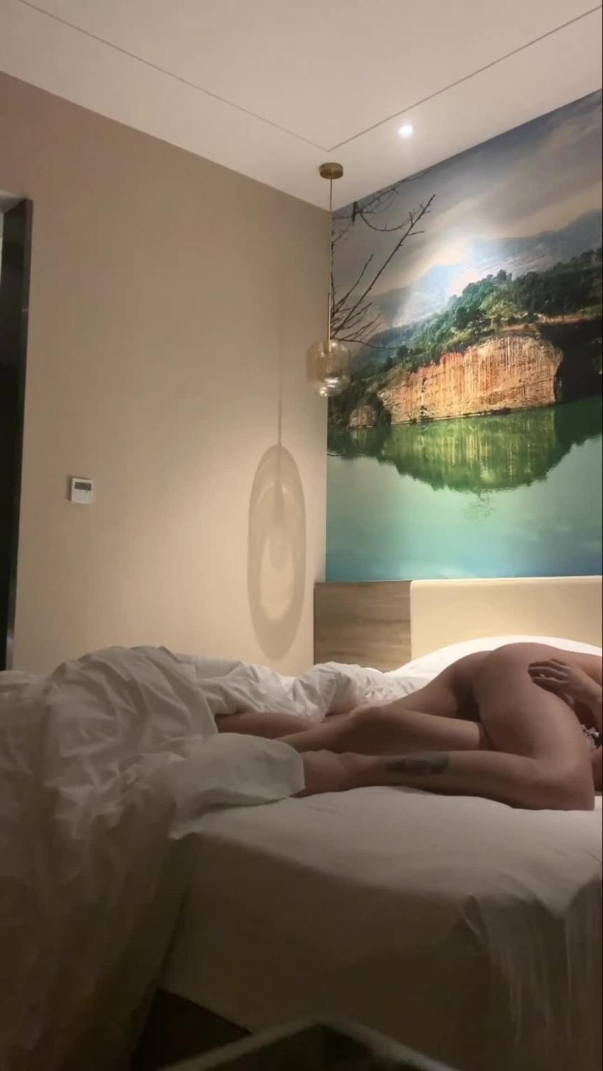 【推特泰迪约妹-调教高颜值美乳舞蹈生】跪着深喉扇耳光,全程骚话 预览截图 3
