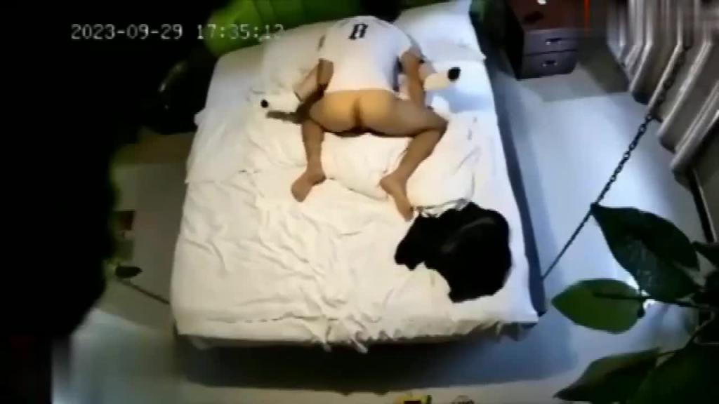 (酒店监控)极品气质小女友操玩妹妹开心死了 预览截图 4