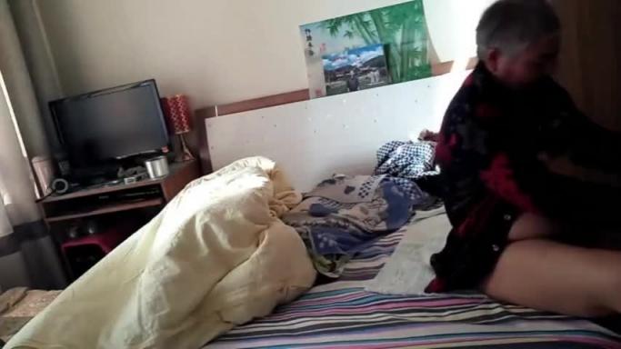 母子乱伦,光棍和老母亲 预览截图 12