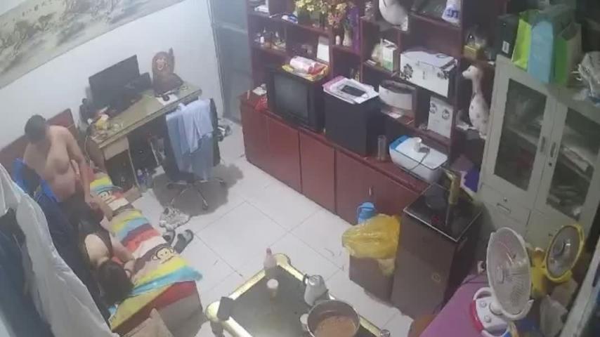【公司监控】女财务下班不回家被领导潜规则按在沙发上被后入 预览截图 10