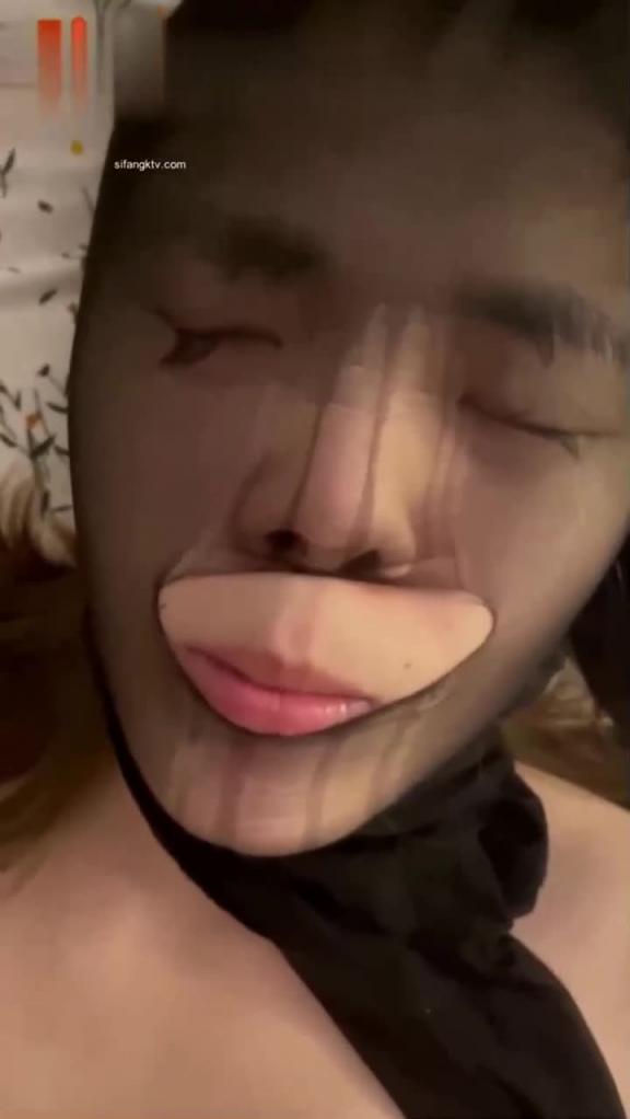 情侣自拍迷心丝袜的男友让女友套着丝袜操逼助兴 预览截图 7