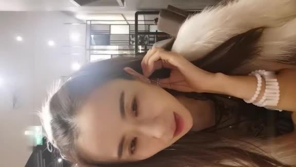 【网红母狗直播】SM大表姐商场内衣店真空上街餐厅大秀好身材 预览截图 9