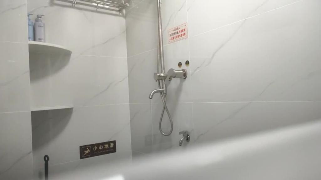 【母子乱伦】极品老妈，鸡巴不行用手，抠得抽搐 预览截图 12