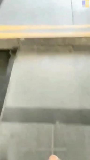 【勾引破处】户外勾引18岁处男做爱,小哥一下拿来20个杜蕾斯说要用完 预览截图 4