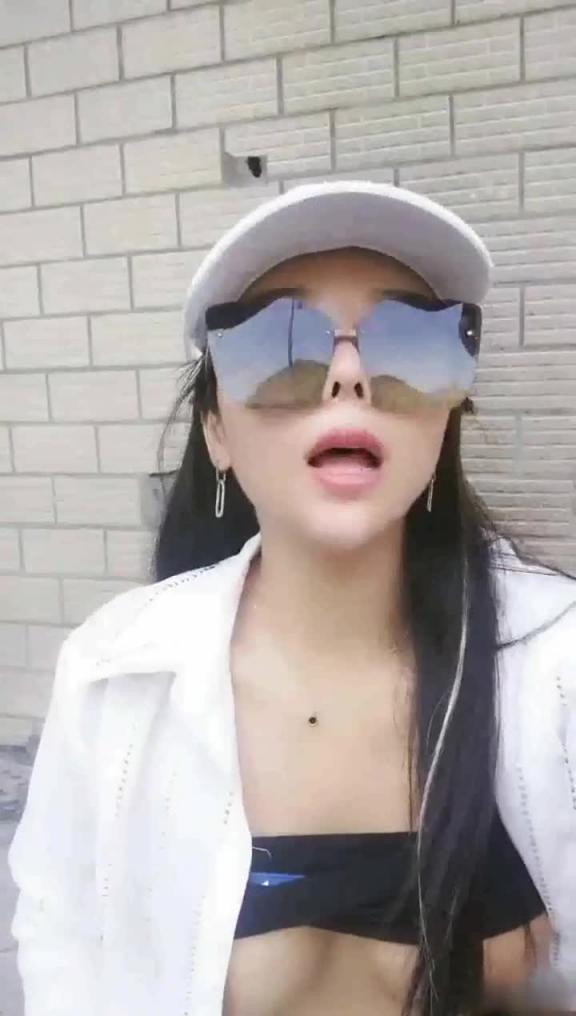 户外女神到公园诱惑陌生男人口交操逼 预览截图 10