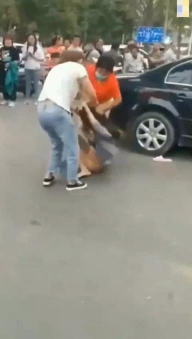 捉奸现场街头扒衣原配狂煸小三耳光 预览截图 3