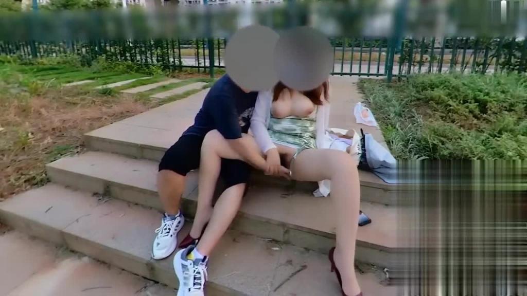 弟弟操表姐的骚逼，好光滑的丝袜高跟长腿，真舒服操着真带劲，性感包臀裙 预览截图 3