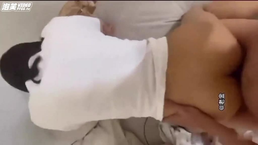 大哥常年出差怀孕6个月嫂子出轨公务员小叔子乱伦 预览截图 8
