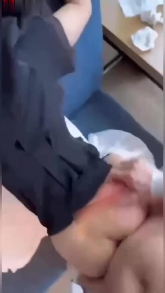 【吃瓜-女警张津瑜厕所门】张警官一边骚叫,一边疯狂喷水 预览截图 12