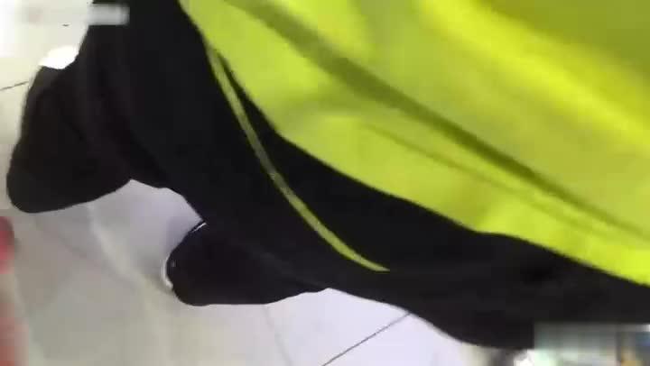 【街射合集】街头对着女子打飞机,射她一身。美女用手去摸,一手精液。 预览截图 3