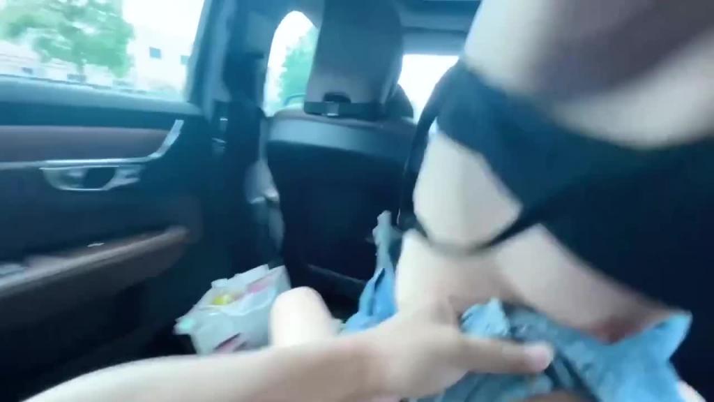 【兄妹乱伦】周末送妹妹回学校,在车里扒掉了妹妹的内裤和上衣,直入妹妹刚发育好的小嫩逼 预览截图 8