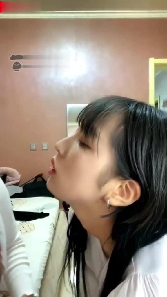 【调教女王-和她的女同性奴女儿】主动吞口水拉丝,好淫荡 预览截图 4