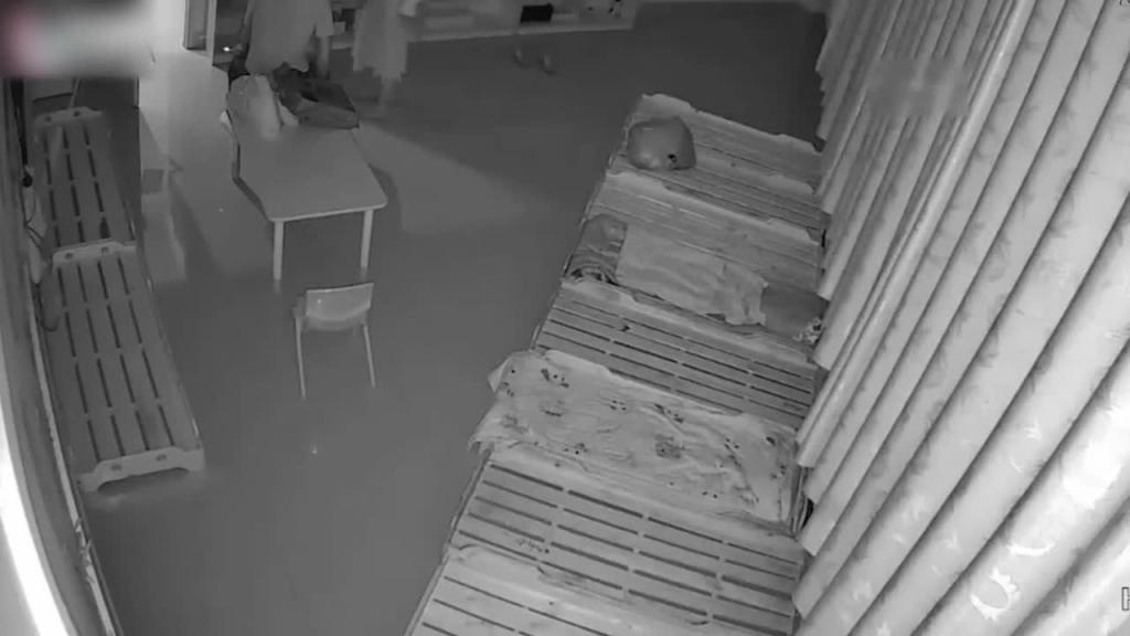 1 【真实强奸】廊坊金湾幼儿园幼师被前男友找上门争吵打砸过后被按在木板床上强奸! 预览截图 2