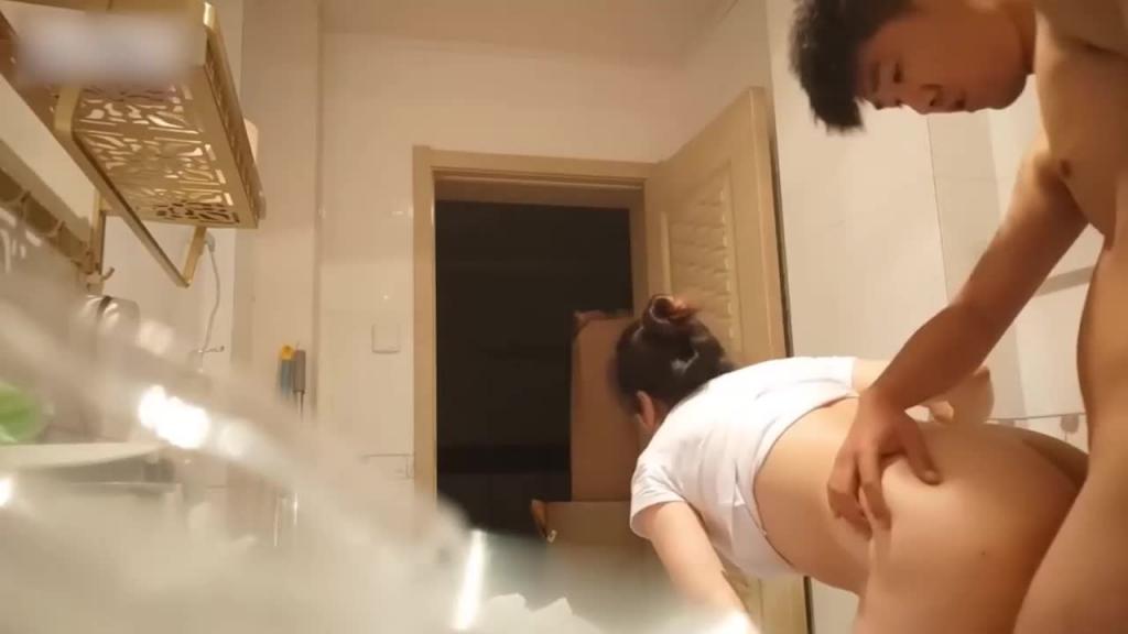 熟女和年轻小伙偷情,阿姨活好还给口爆, 待会儿你从7单元走 预览截图 12