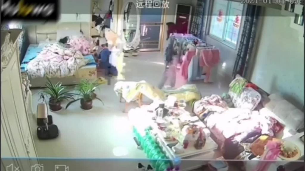 湖南乱伦一家亲 妈妈逼瘾犯了求儿子帮忙撅起屁股让儿子扣骚逼 预览截图 8