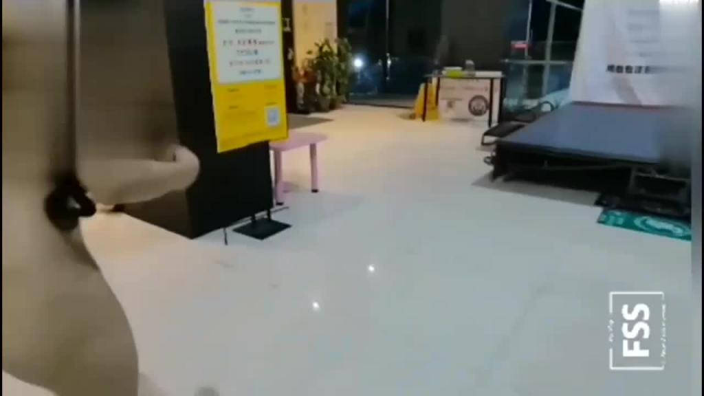 【户外露出】网红FSS冯珊珊_任务:找到一条接近停车场路 预览截图 9