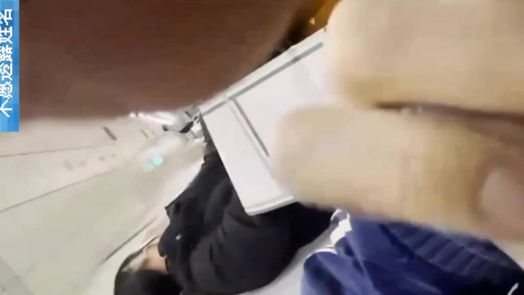 【极品稀缺 顶臀系列】全国各地真实猎奇尾随空姐乘务员 老师 女神射在身上 预览截图 1