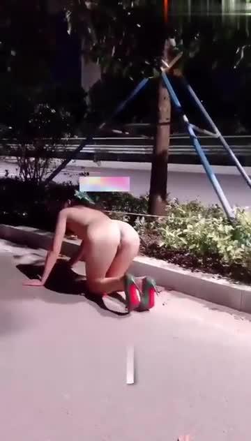 上海母女户外极限漏出勾引陌生人野战车上公园商场餐厅路人看的一脸懵逼 预览截图 2
